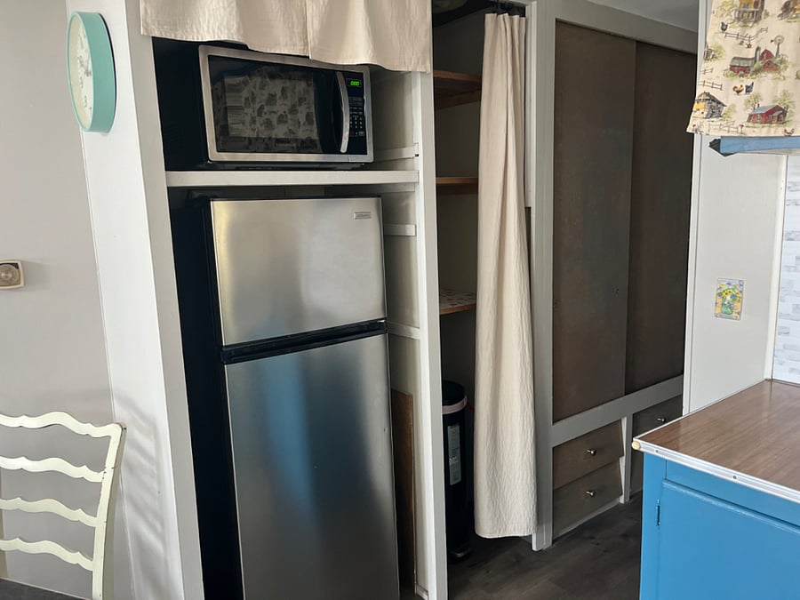 Refrigerator 3.5 cubic sq ft with freezer. ice cube trays