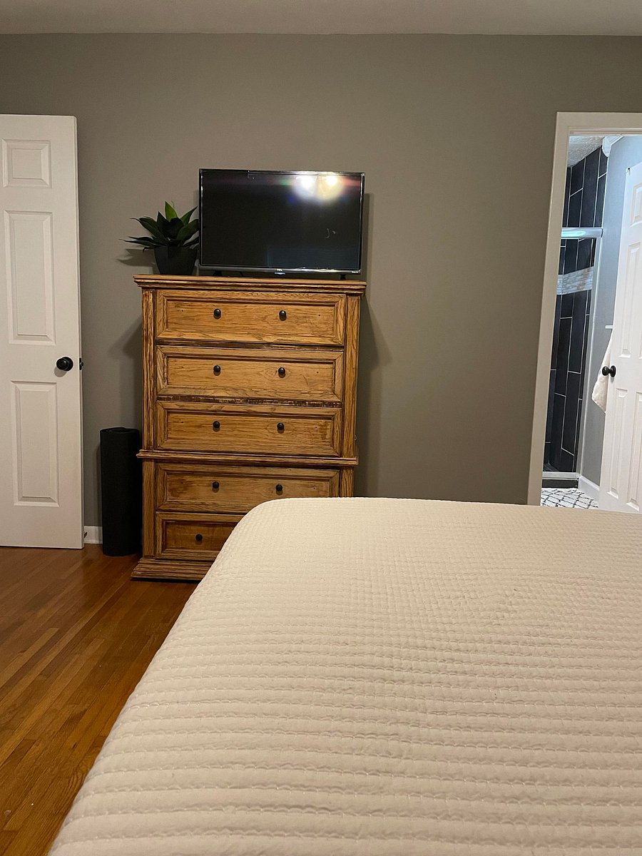 MASTER BEDROOM TV