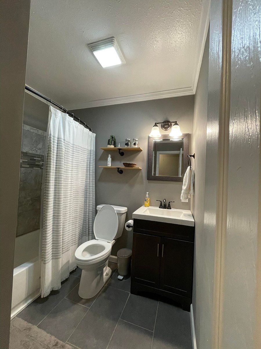 GUEST RESTROOM
