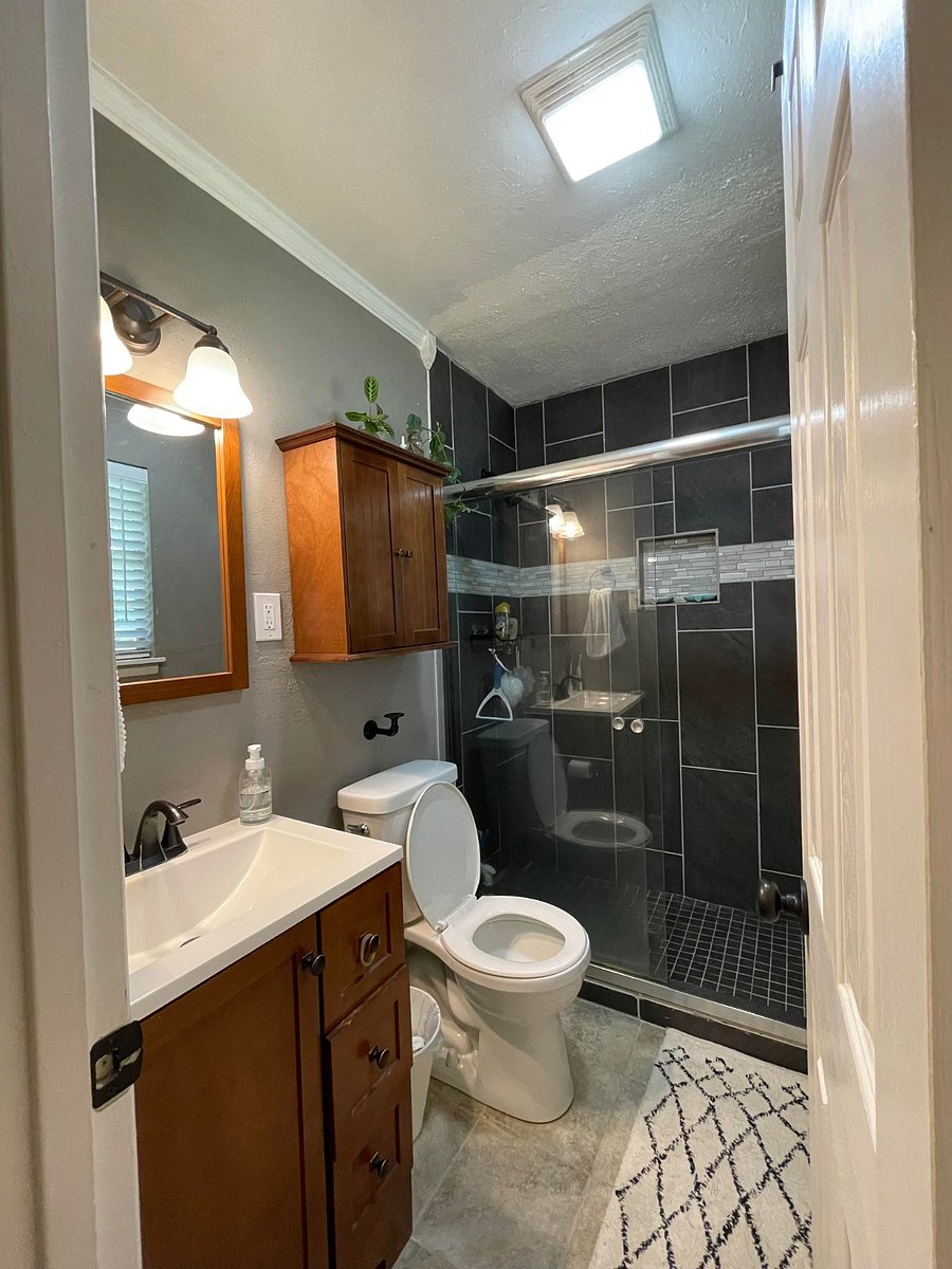 MASTER BEDROOM BATHROOM