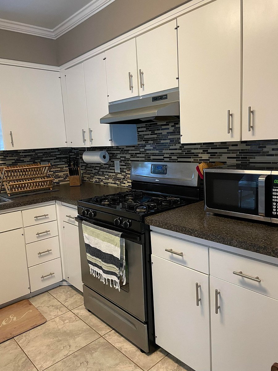 KITCHEN/GAS STOVE