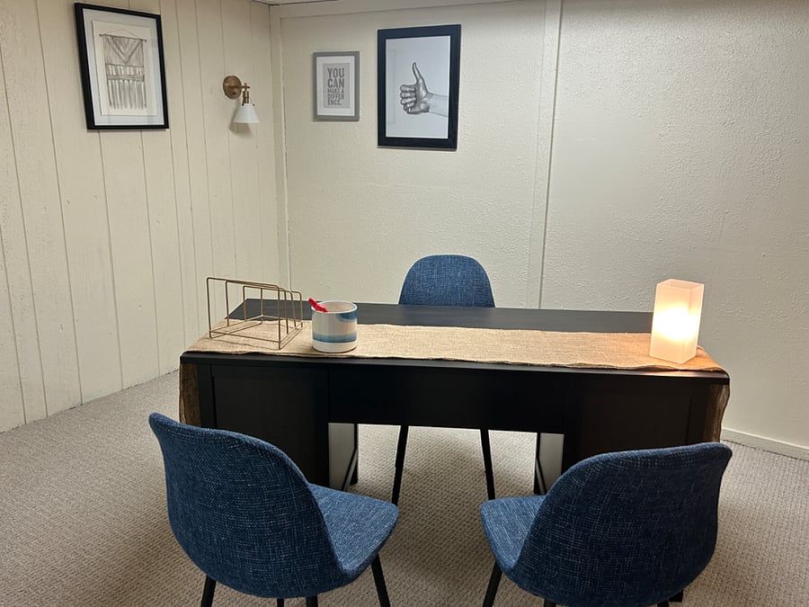 Desktop and sitting seats.