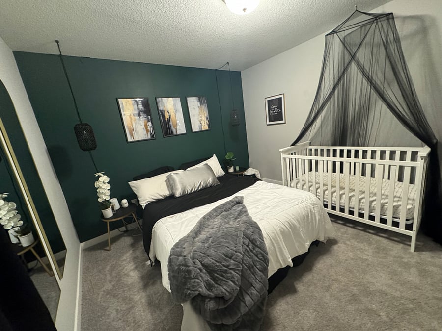 3rd room: Queen bed and crib available!