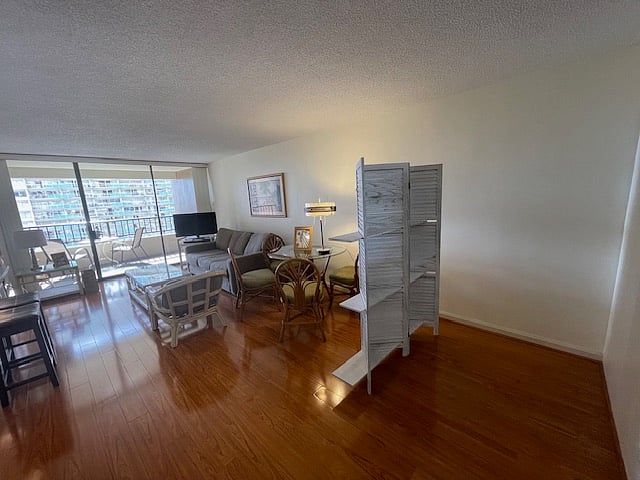 Extra space in LR for a visitors Bedroom