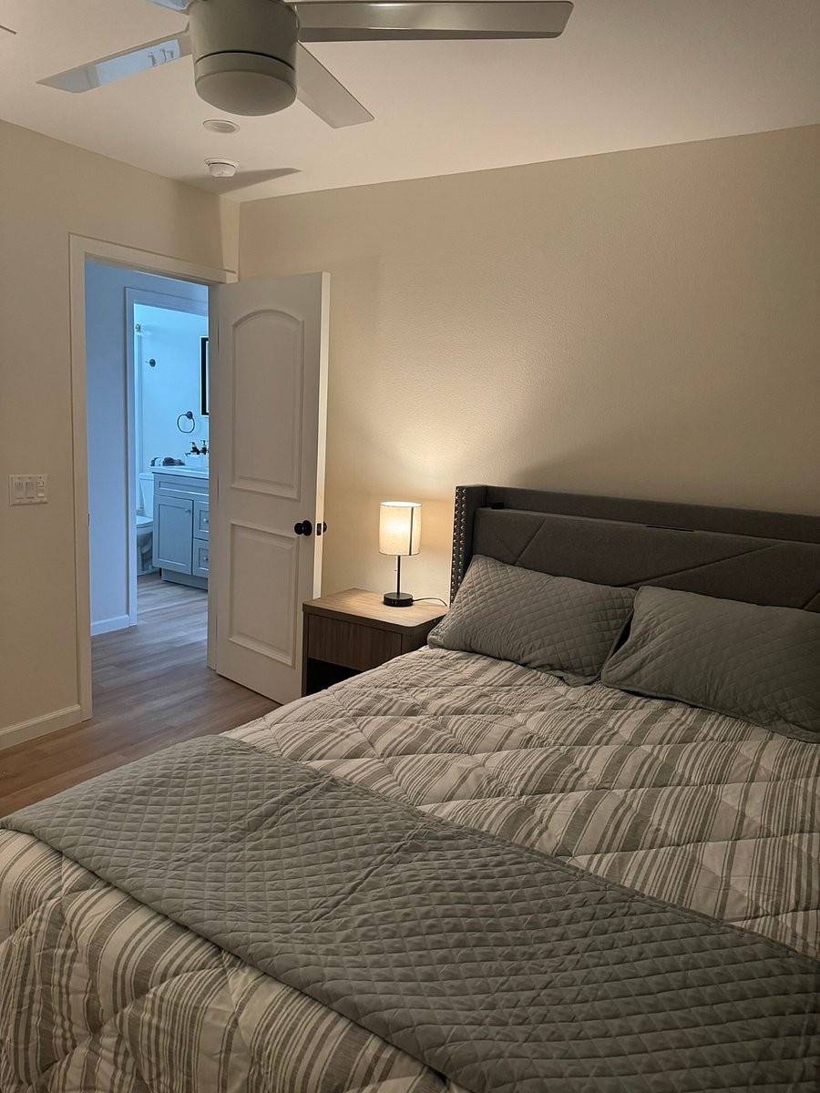 Bedroom 3 with queen bed.