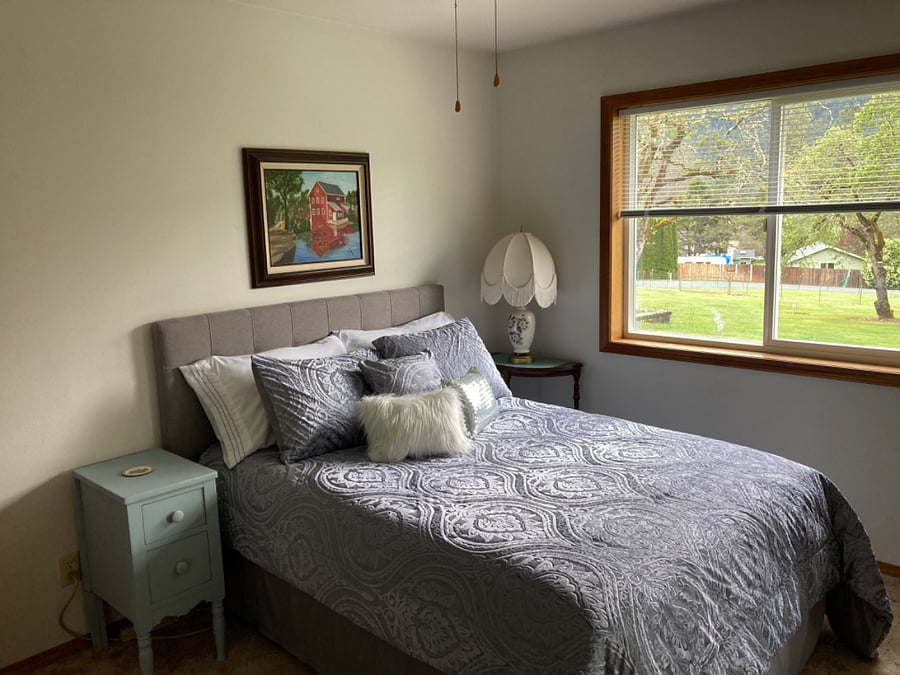 Middle bedroom - queen