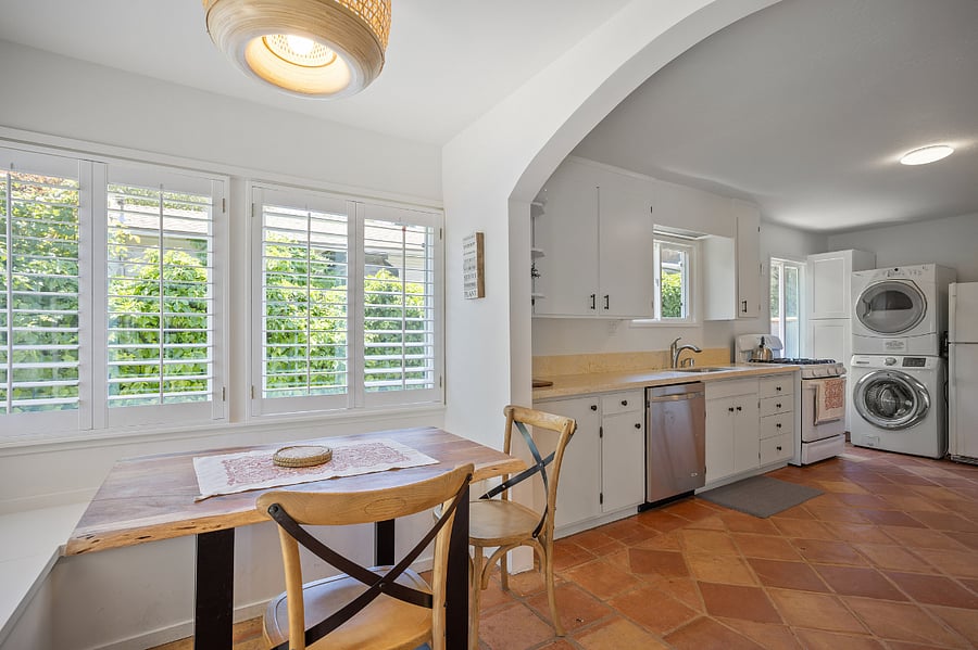 Dining nook and fully-equipped kitchen
