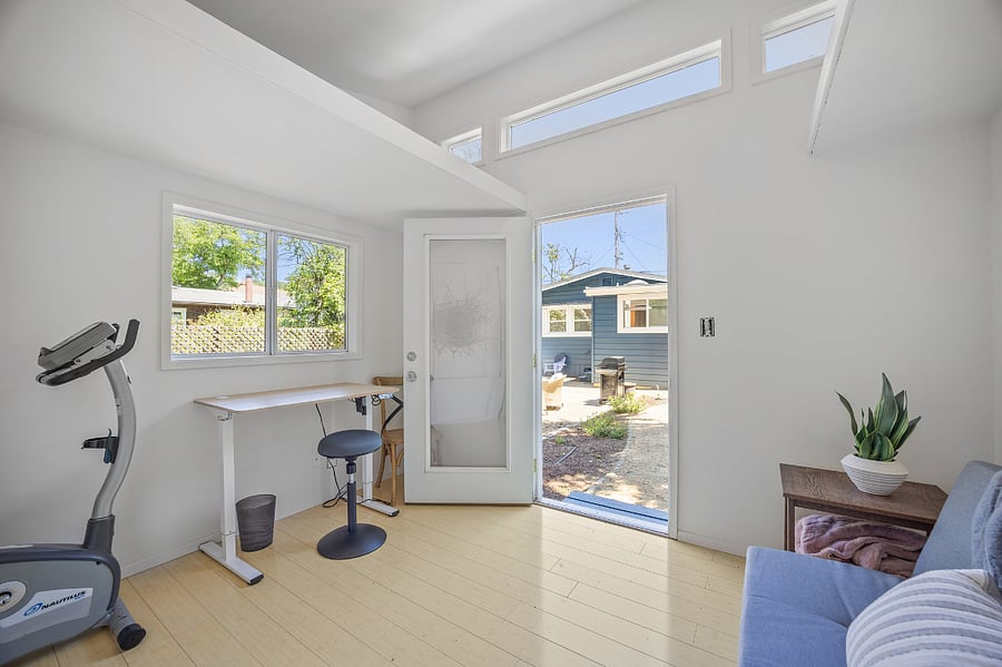 Back Garden Studio w/ sleep sofa (twin- sleeps 1), exercise bike and adjustable height desk