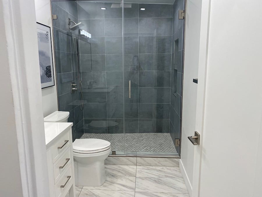 New and very clean tiled bathroom 