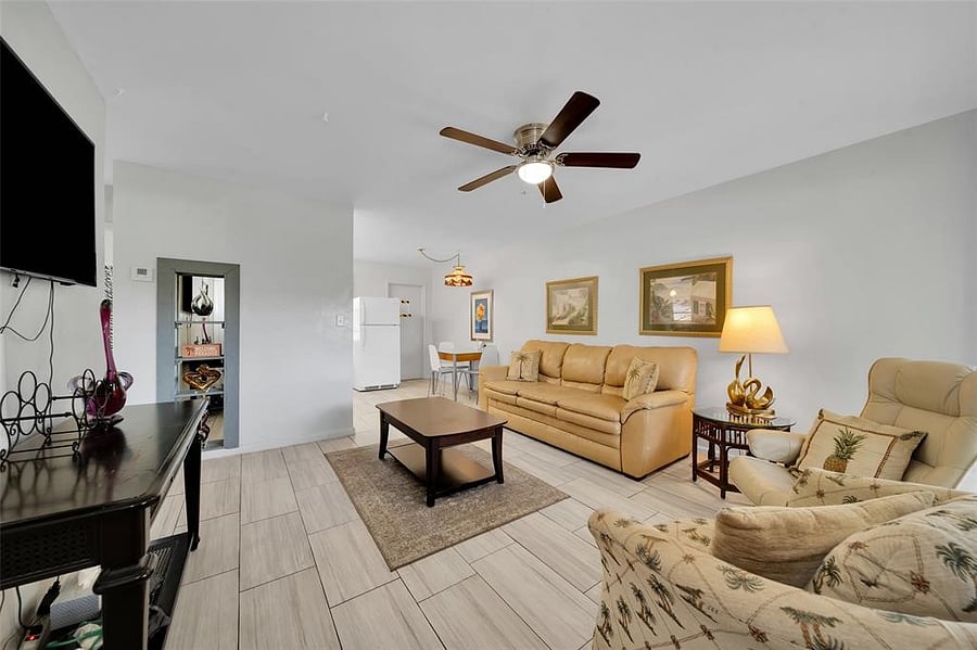 Entering from your frontdoor, looking across your spacious livingroom toward kitchen & utilityroom.