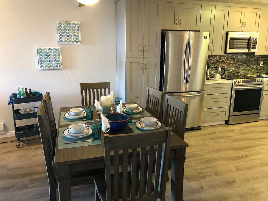 Dining room in to kitchen