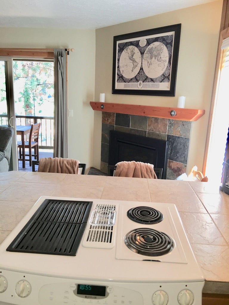 Eating counter with 2 bar stools