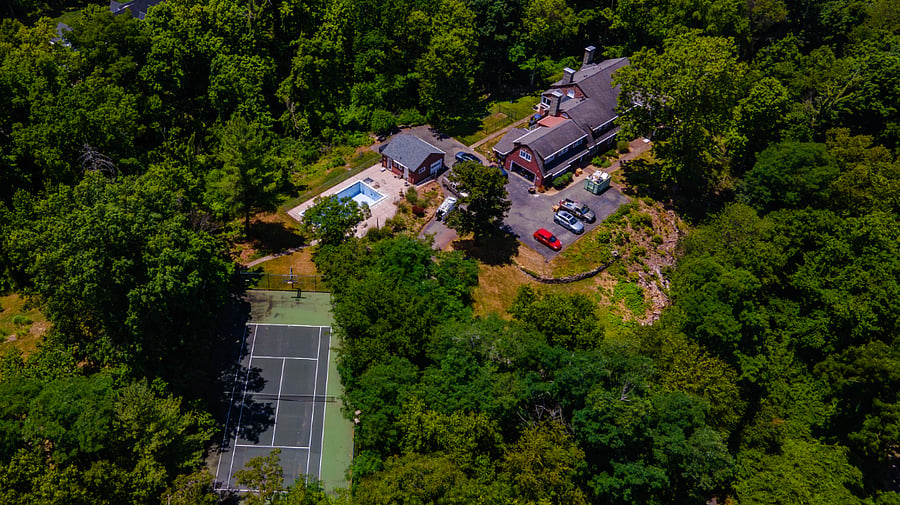 Full view of property and 4.5 acres of land.