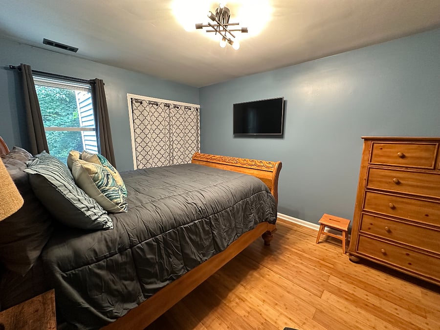 main bedroom with queen bed