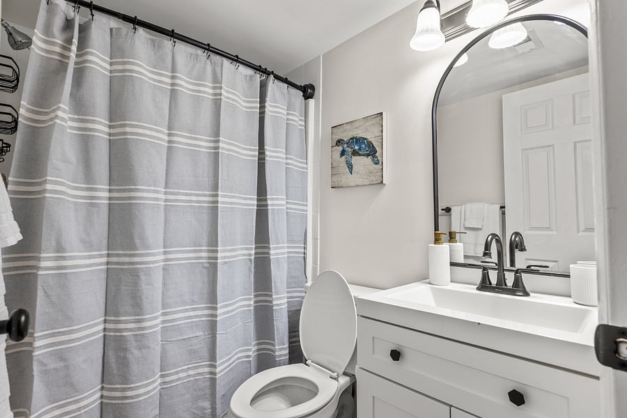 Ensuite full bath for bedroom 1