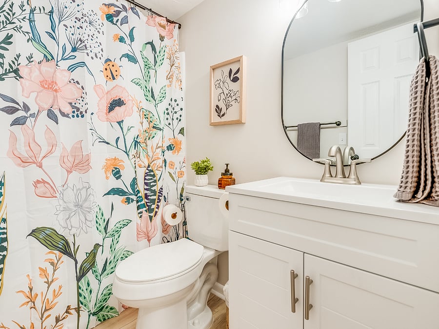The full bath at Bluffside Charm is thoughtfully designed with comfort in mind, featuring a clean and modern layout. It comes fully stocked with soft, fresh towels and a convenient hairdryer, providing all the essentials for a relaxing and hassle-free experience during your stay.