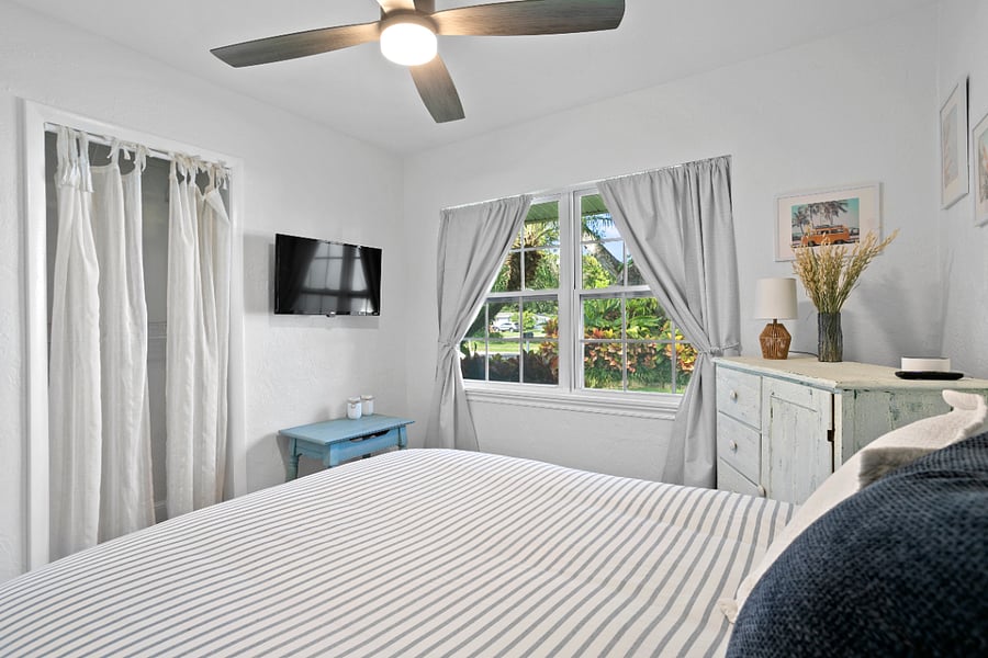 Downstairs- Bedroom 1 - Full bed. Includes room darkening curtains, smart tv and white noise machine.
