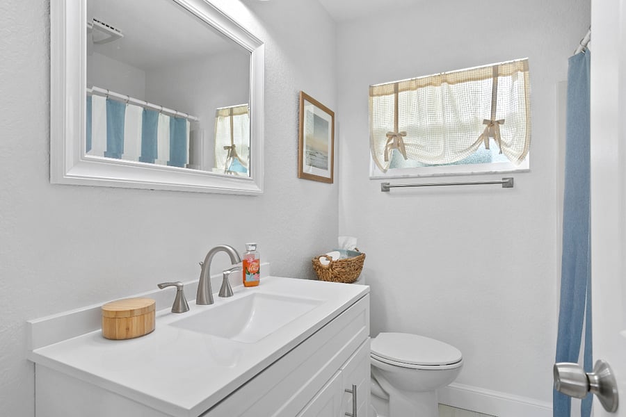 Downstairs Bathroom - Shower/Tub