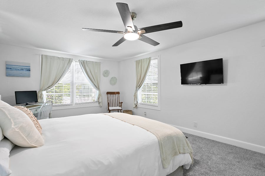 Upstairs- Queen bedroom - En Suite Bathroom. Includes smart tv, blinds, room darkening curtains and small workspace.