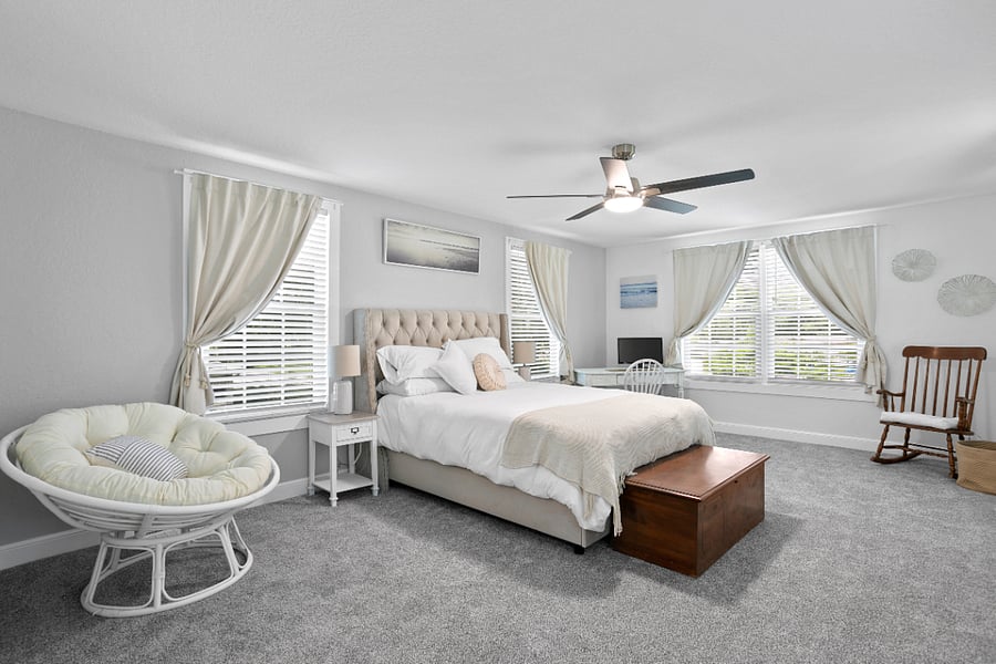 Upstairs- Queen bedroom - En Suite Bathroom. Includes smart tv, blinds, room darkening curtains and small workspace.