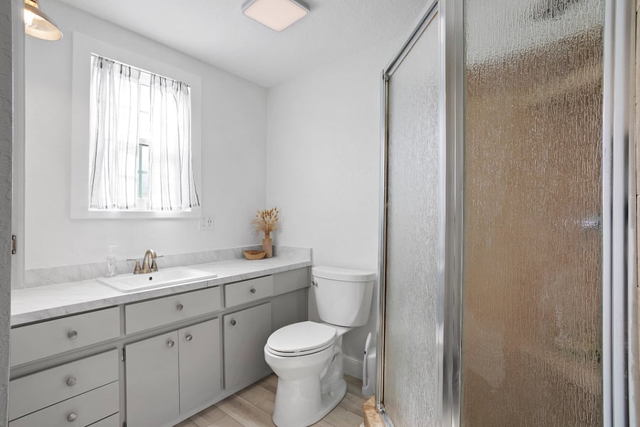 Upstairs- En Suite Bathroom. Stand up Shower and large mirrored cabinet.
