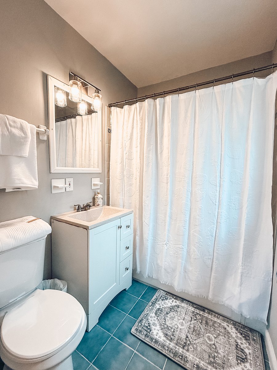 bathroom with bath tub