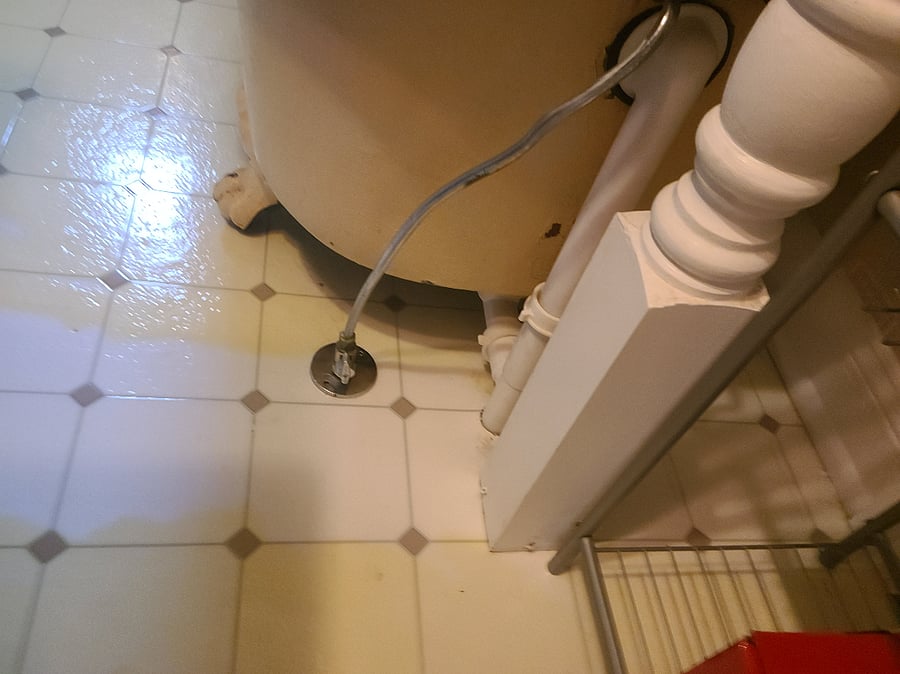 Clawfoot tub