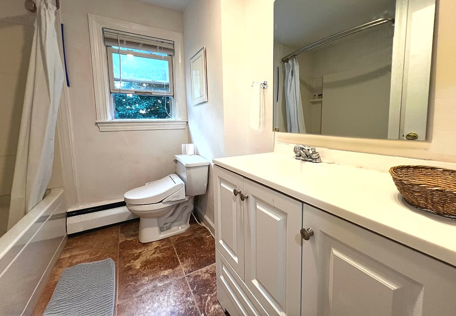 Recently renovated bathroom! It features a brand new bidet and all your other bathroom needs!