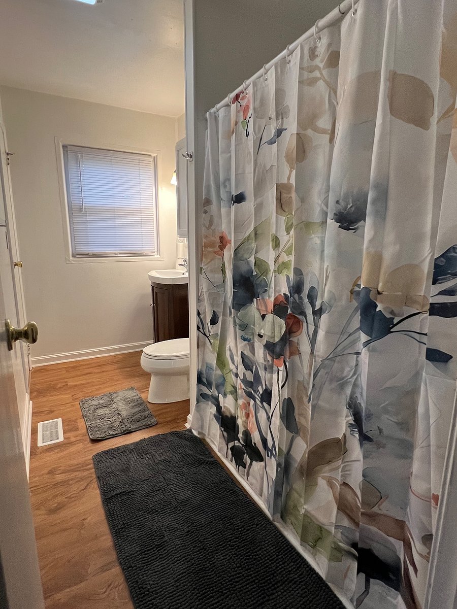 Shared full bath for Bedroom A, B, C and E