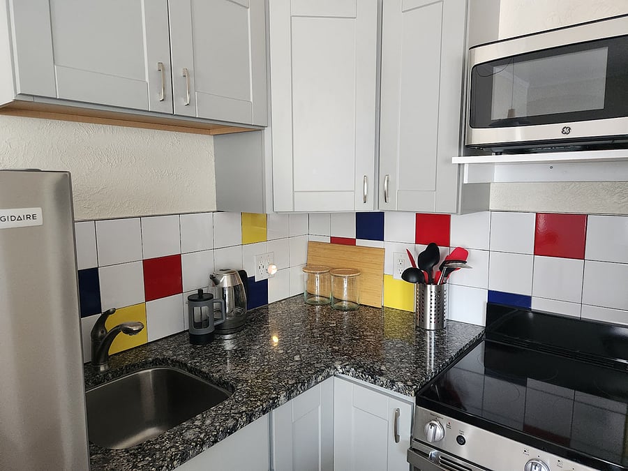There is a good amount of workspace and a medium sized sink. Instead of a drying rack we provide a washable drying mat to keep the workspace more flexible.