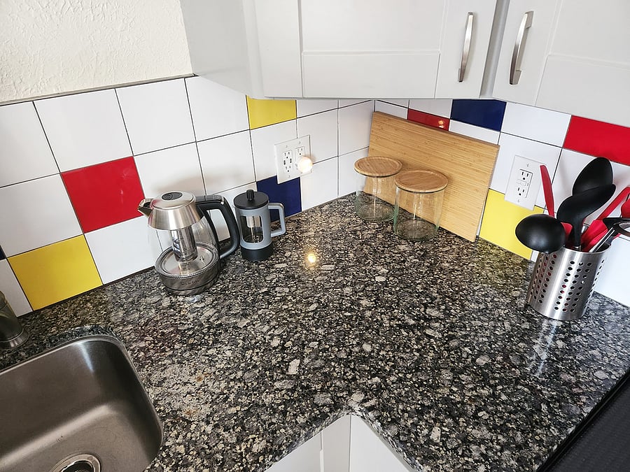 A closer look at the granite kitchen counter!