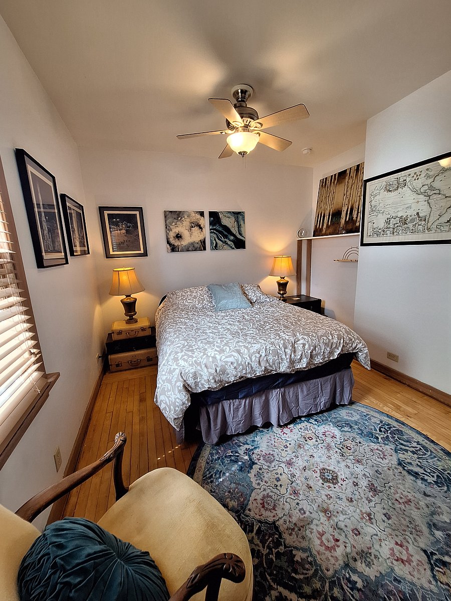 Bedroom 1, Ceiling fan. Queen bed(new), down duvet, new bedding, built in dresser, big closet.
Hardwood floor. Blackout drapes