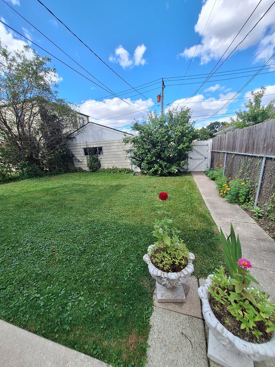 Large fenced backyard w/patio