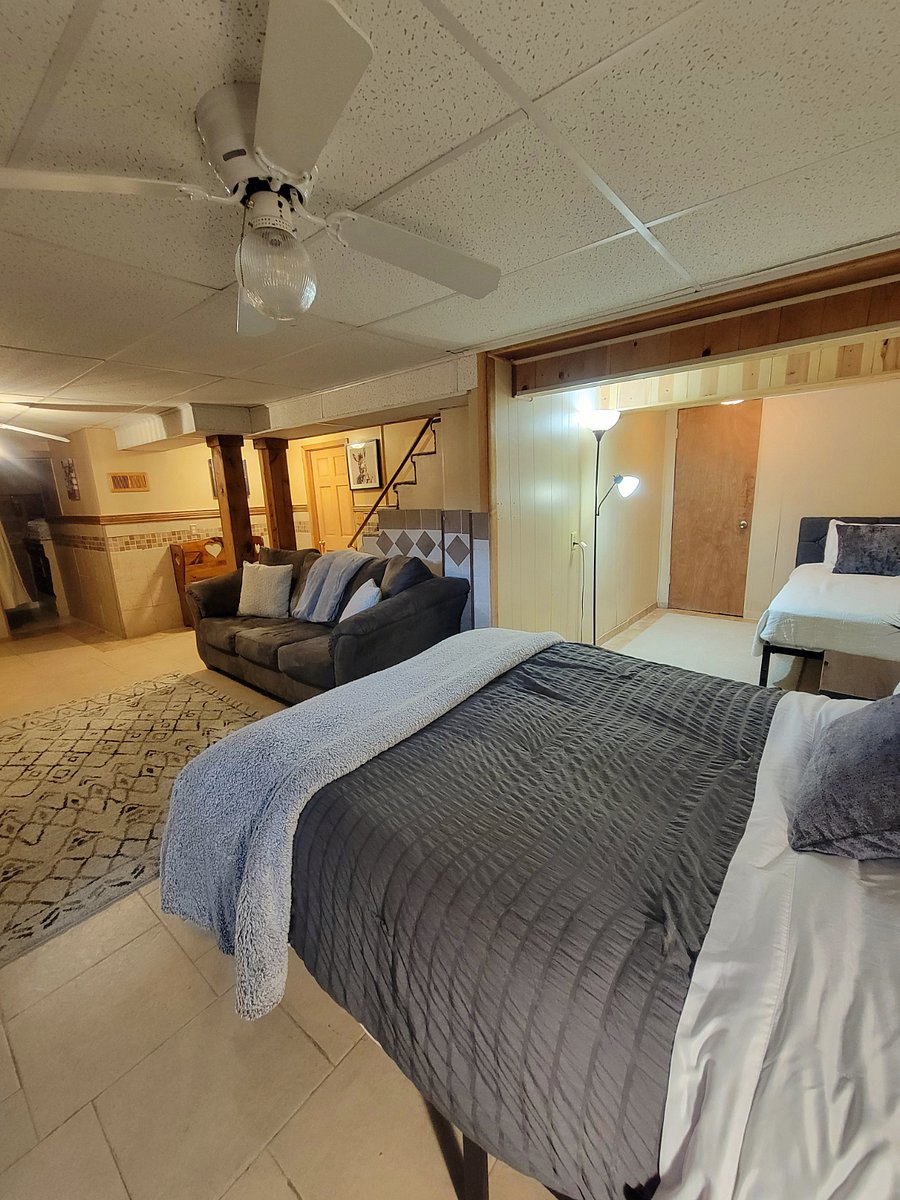Downstairs Living Room and Bedroom
2 Beds: 1 Queen and 1 Twin