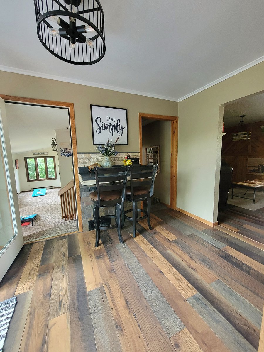 Built in 2 person bar
Kitchen