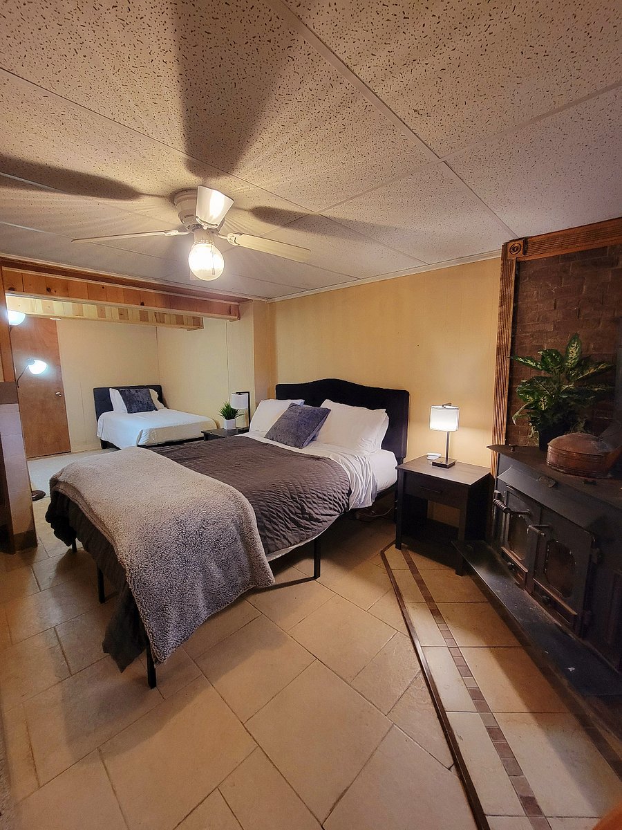 Downstairs Bedroom/Living room
2 beds: 1 queen and 1 twin