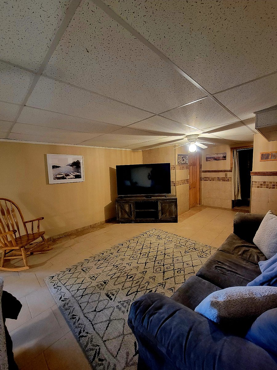 Downstairs Living room
65 inch Smart TV
Full sized couch
2 beds: 1 queen and 1 twin