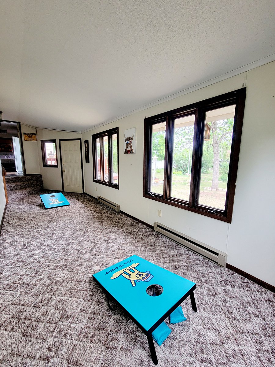 Sunroom
TV
Games
Cornhole
Yoga mat