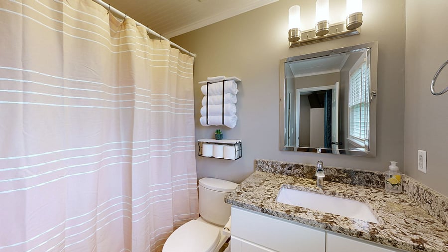 Primary Bathroom, Shower/Tub Combo, Linens, Granite Counters