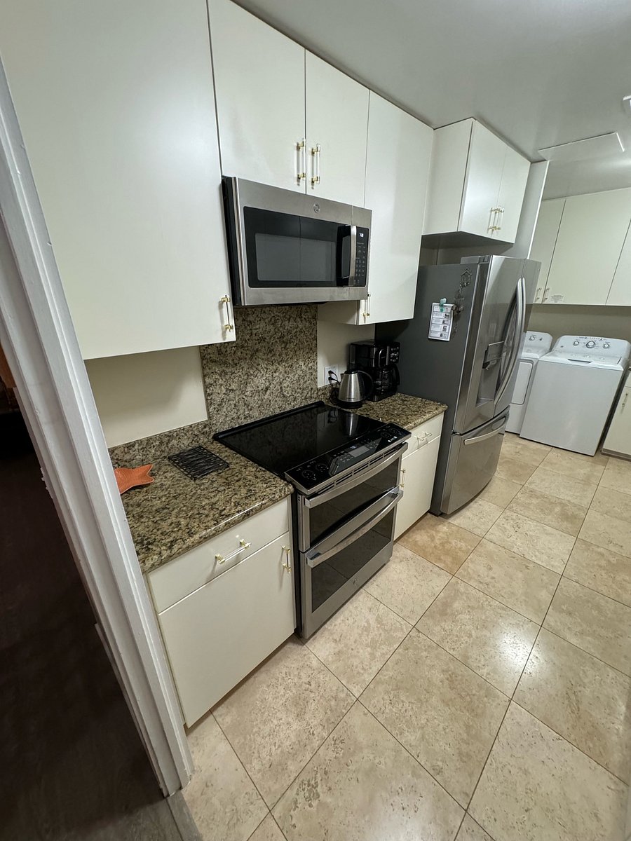 New LG & GE appliances including a double oven, microwave, refrigerator/freezer & dishwasher.