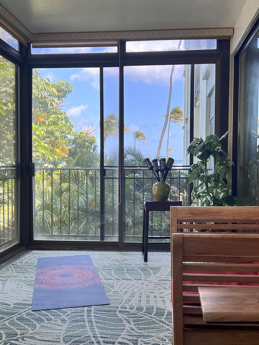 Direct ocean views from the lanai, just steps from the most famous five-star Kahala beach.