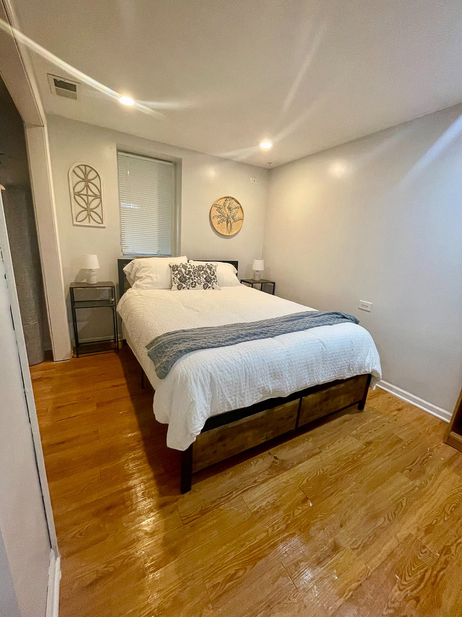 Bedroom 1 - Queen Bed