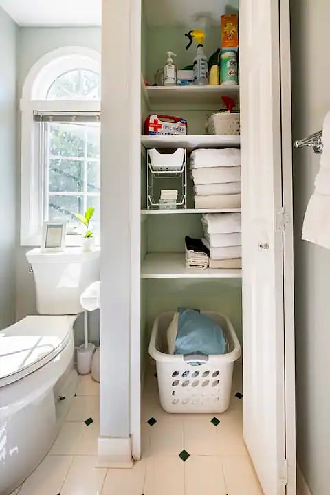 Lots of extra towels & supplies. 