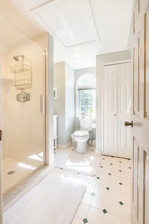 This full bathroom is shared between the 2 bedrooms in the suite.