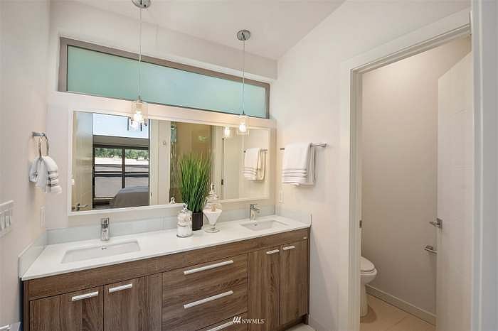 Master bathroom -- en suite with 2 sinks 