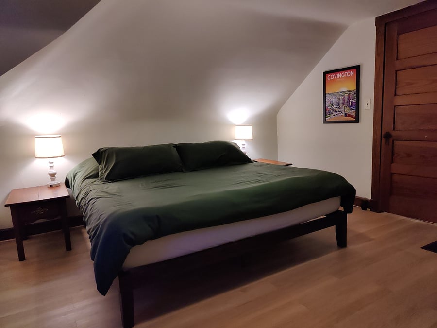 Bedroom 4 with king bed (3rd floor)