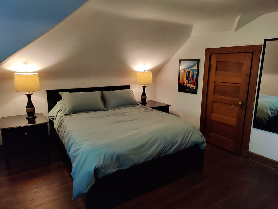 Bedroom 5 with queen bed (3rd floor)