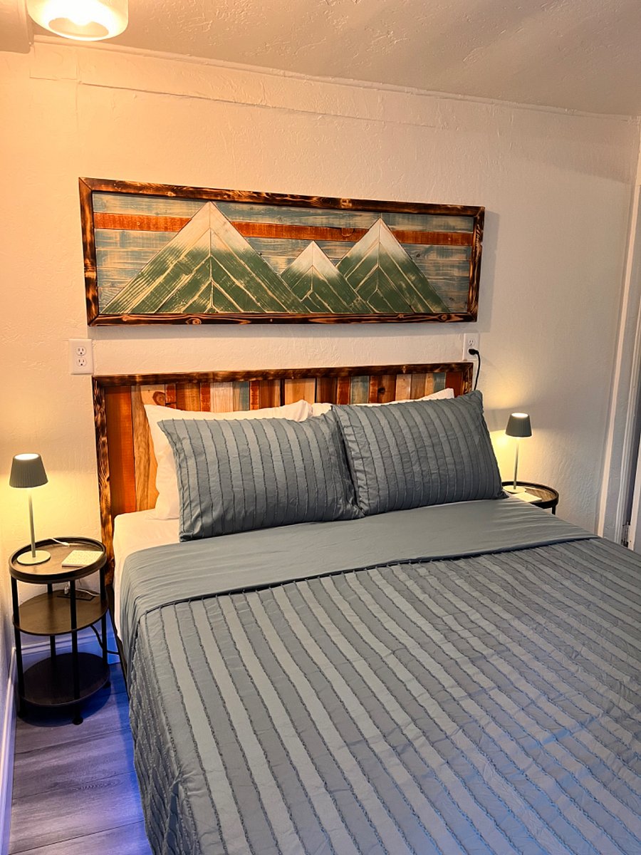 Primary bedroom, queen bed