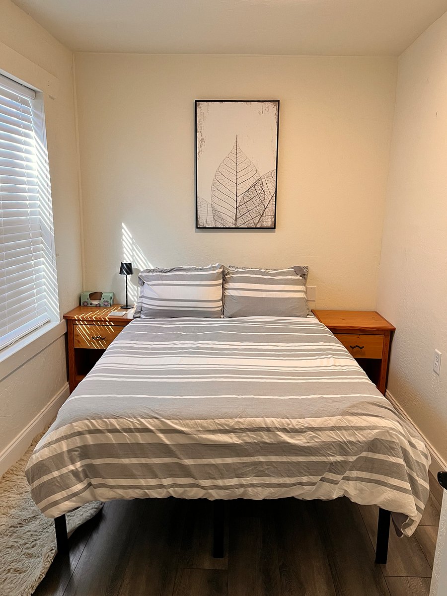 Guest bedroom, full bed