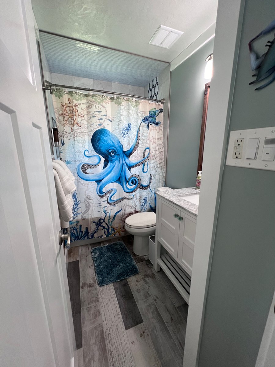bathroom with tub